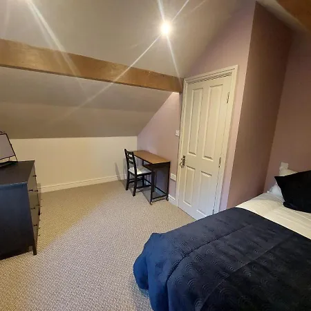 Spacious 4 Double Bedroom House In Huddersfield With Parking Exterior photo
