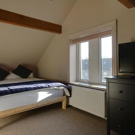 Spacious 4 Double Bedroom House In Huddersfield With Parking Exterior photo