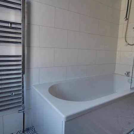 Spacious 4 Double Bedroom House In Huddersfield With Parking Exterior photo