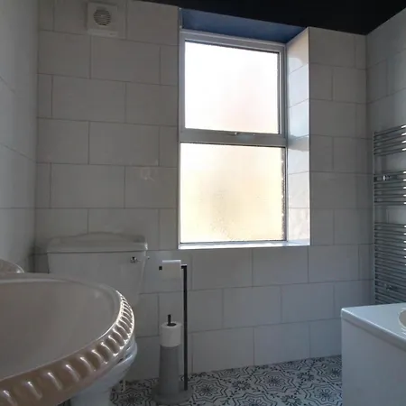 Spacious 4 Double Bedroom House In Huddersfield With Parking Exterior photo