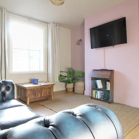 Spacious 4 Double Bedroom House In Huddersfield With Parking Exterior photo