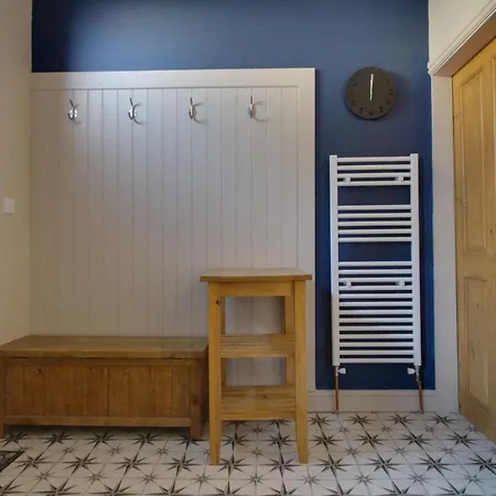 Spacious 4 Double Bedroom House In Huddersfield With Parking Exterior photo