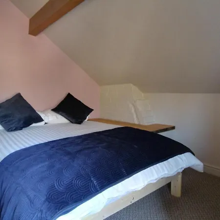 Spacious 4 Double Bedroom House In Huddersfield With Parking Exterior photo