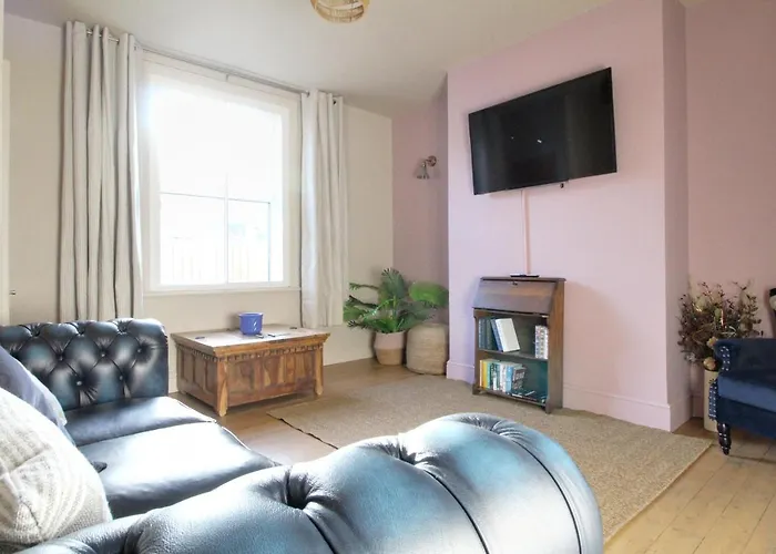 Spacious 4 Double Bedroom House In Huddersfield With Parking