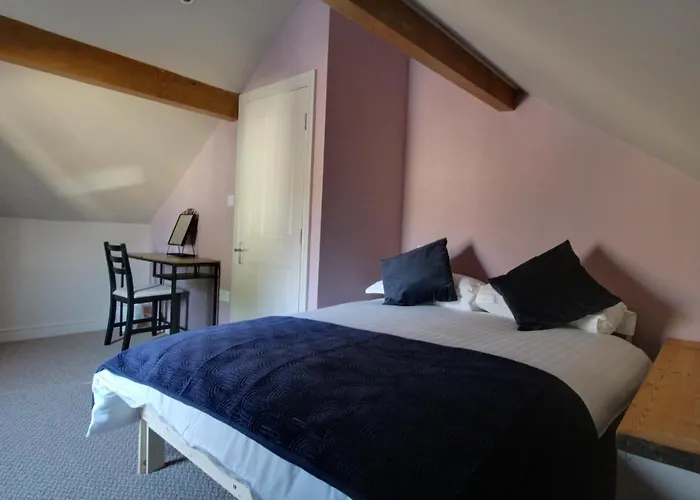 Spacious 4 Double Bedroom House In Huddersfield With Parking