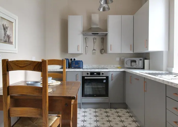 Spacious 4 Double Bedroom House In Huddersfield With Parking