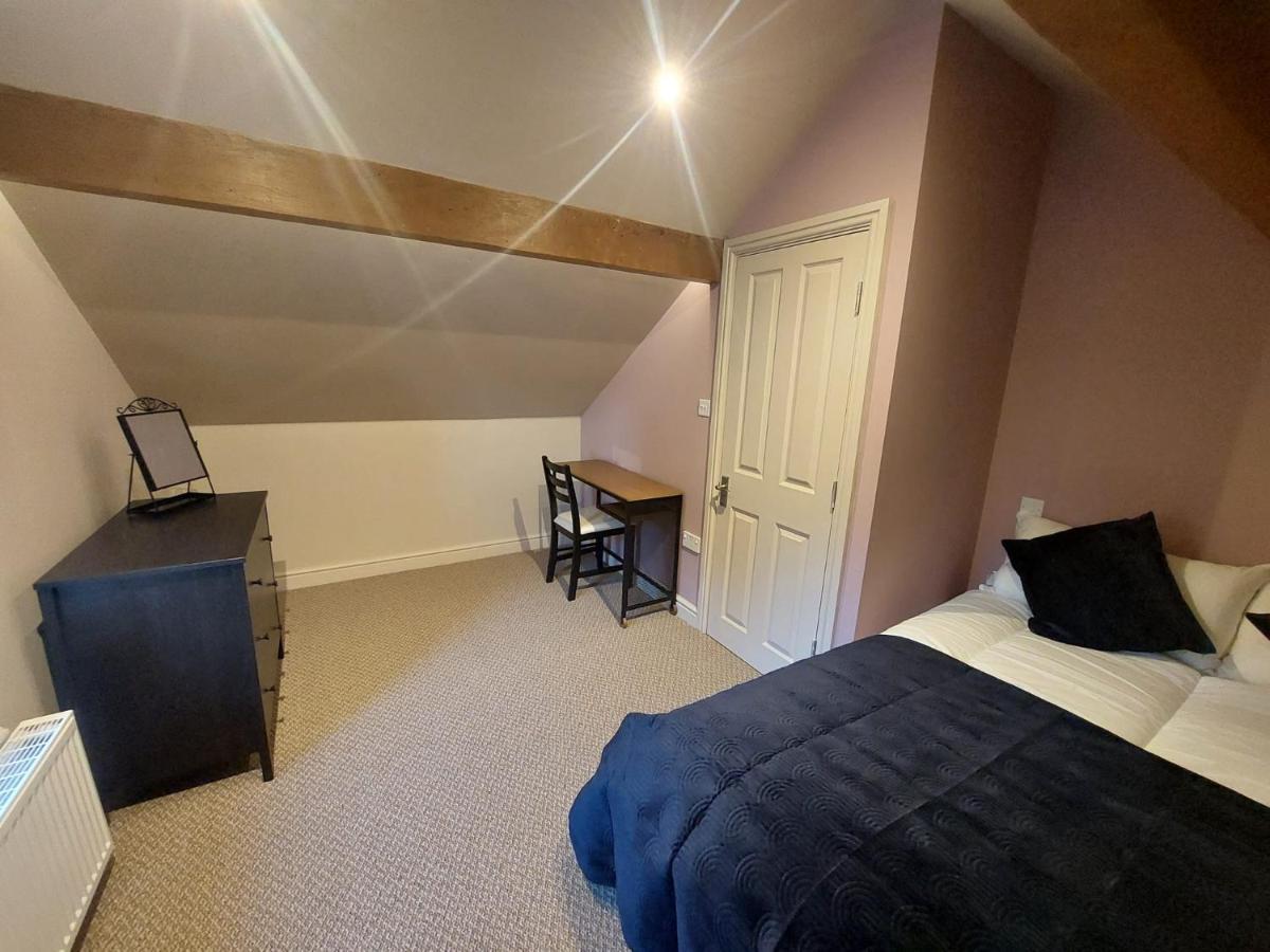 Spacious 4 Double Bedroom House In With Parking Holiday home Huddersfield
