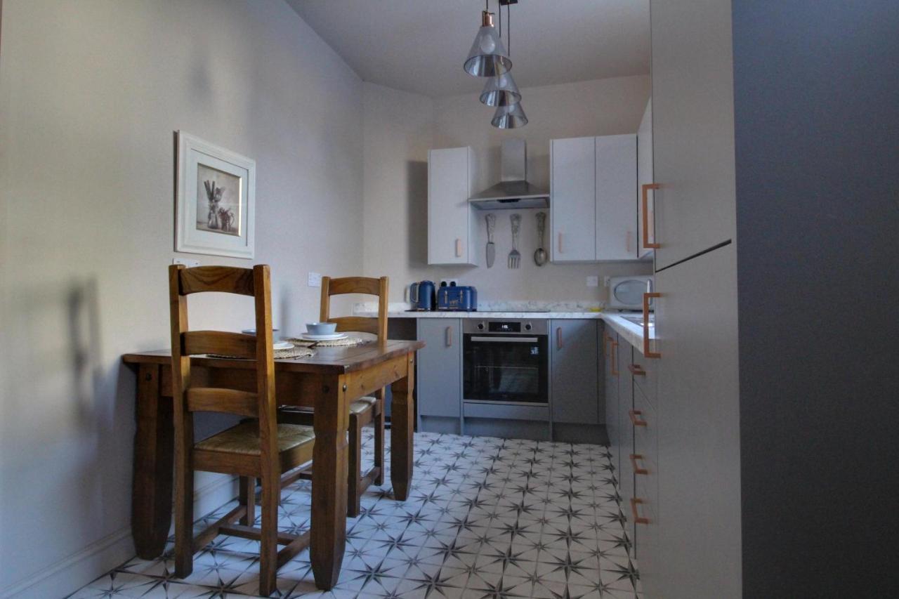 Spacious 4 Double Bedroom House In With Parking Holiday home