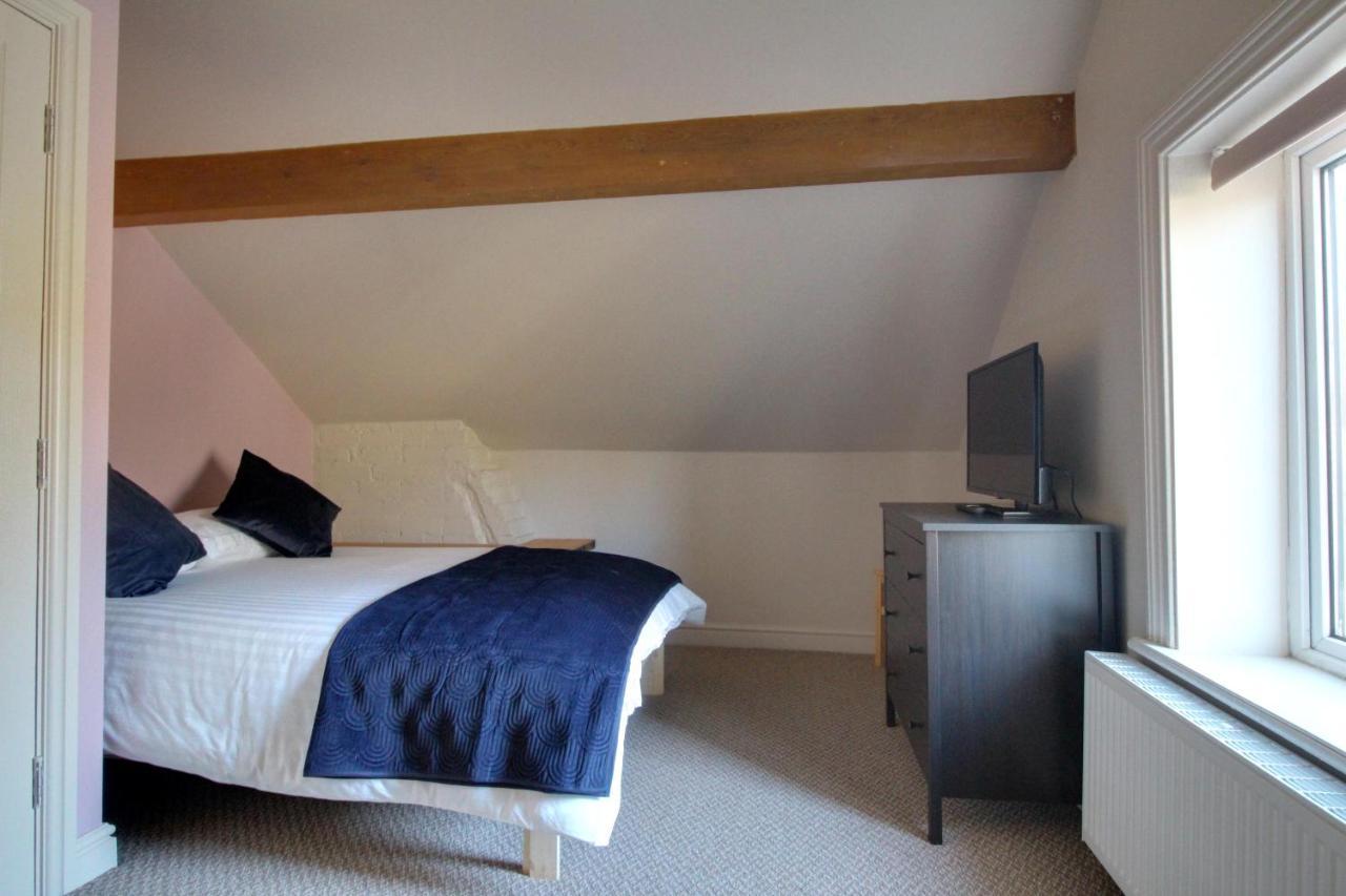 Spacious 4 Double Bedroom House In With Parking Holiday home *