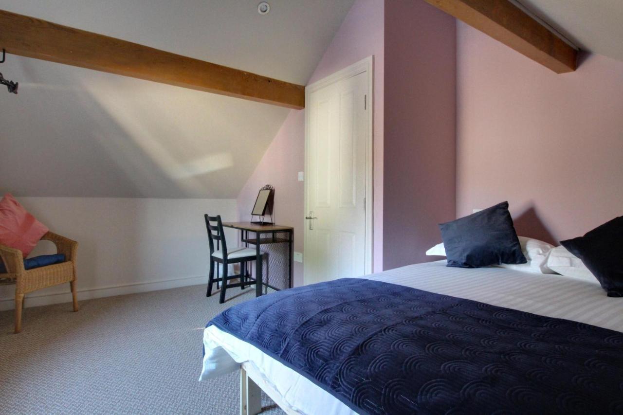 Spacious 4 Double Bedroom House In With Parking * Huddersfield