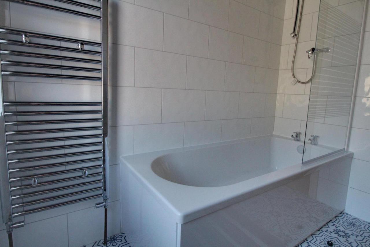 Spacious 4 Double Bedroom House In With Parking Holiday home Huddersfield