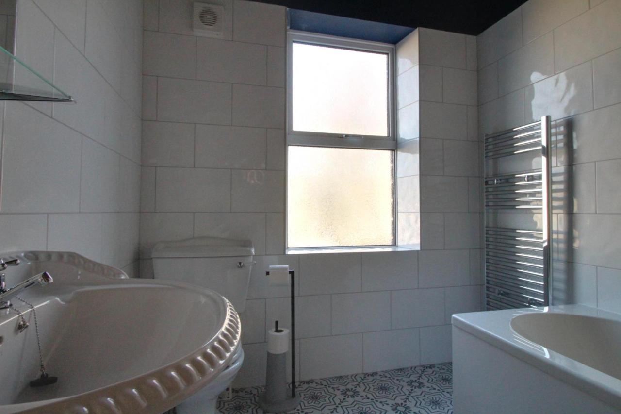 Spacious 4 Double Bedroom House In With Parking * Huddersfield