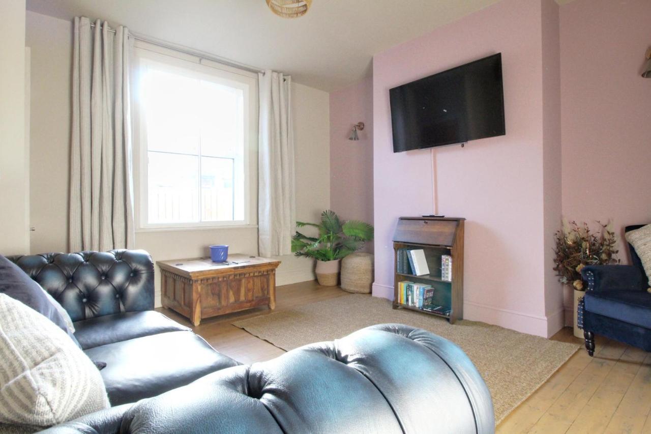Holiday home Spacious 4 Double Bedroom House In With Parking *