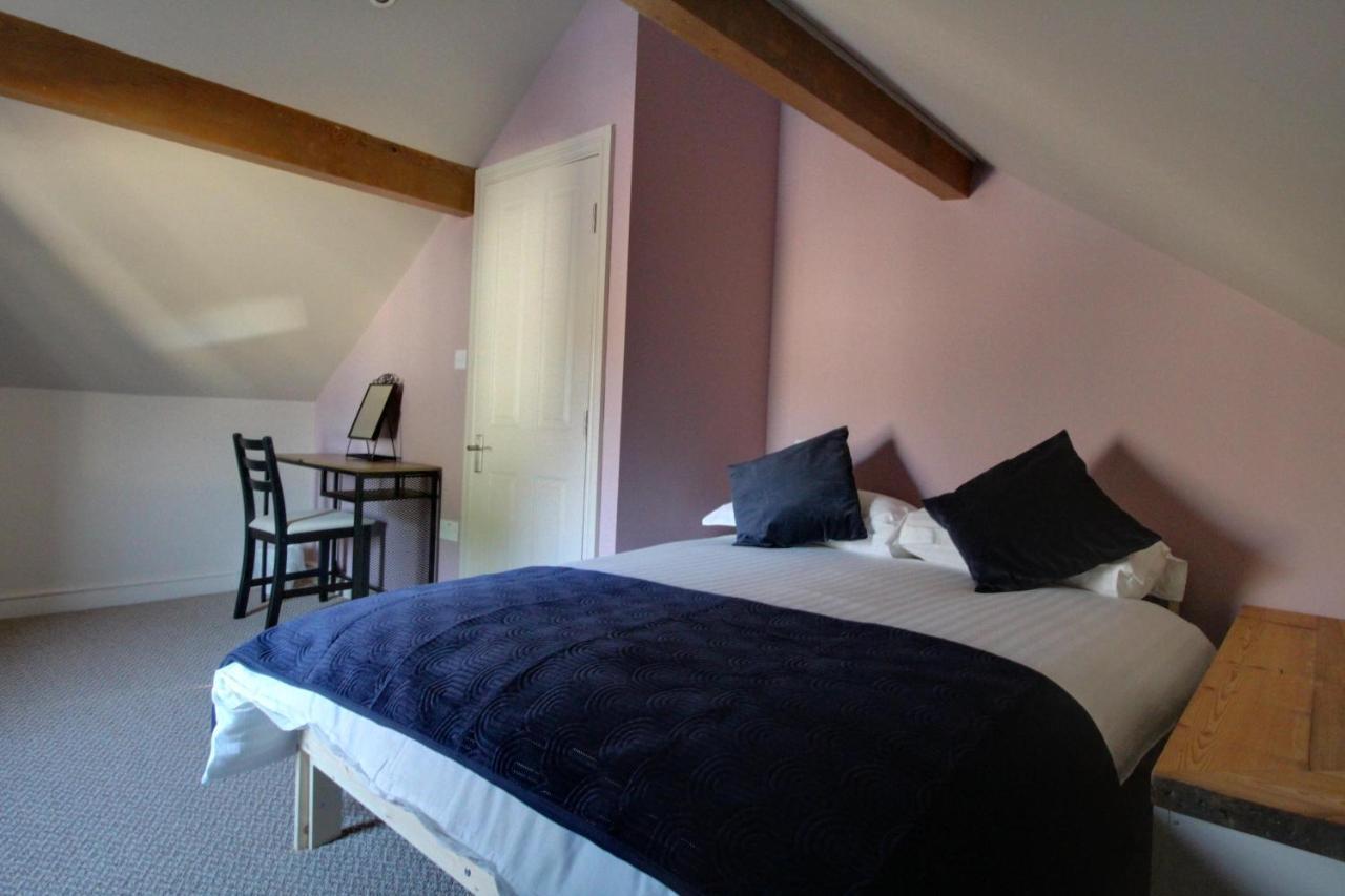 Spacious 4 Double Bedroom House In With Parking