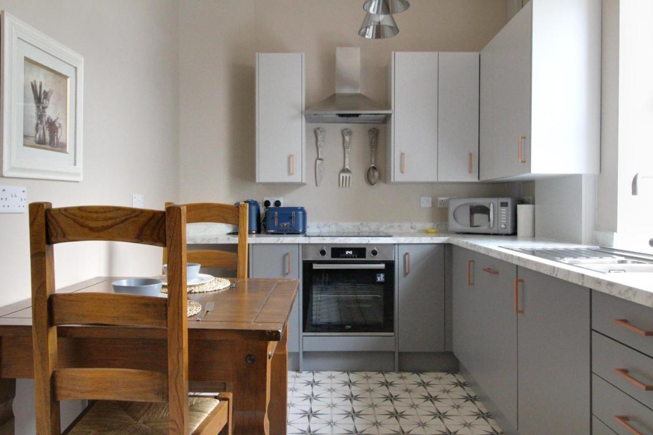 Spacious 4 Double Bedroom House In With Parking