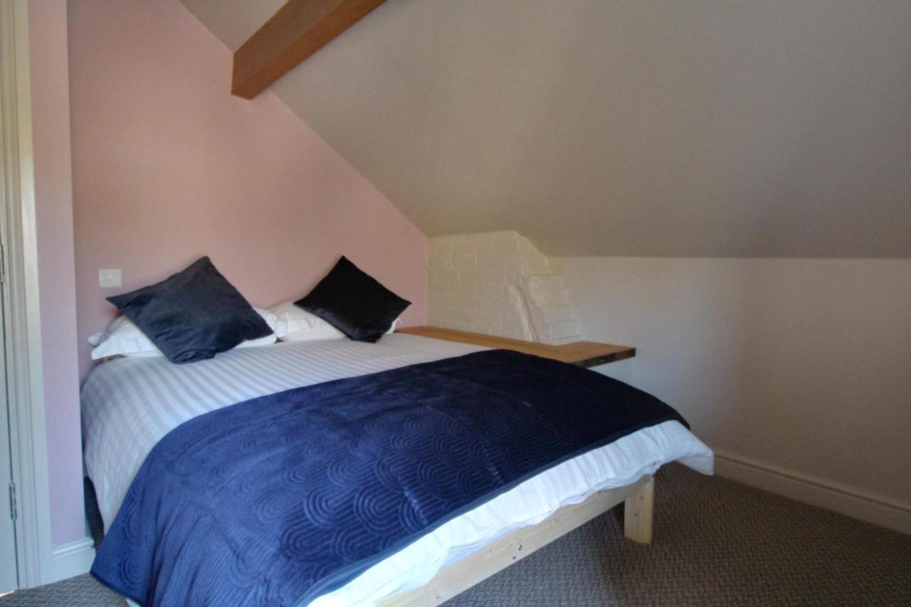 Spacious 4 Double Bedroom House In With Parking Huddersfield