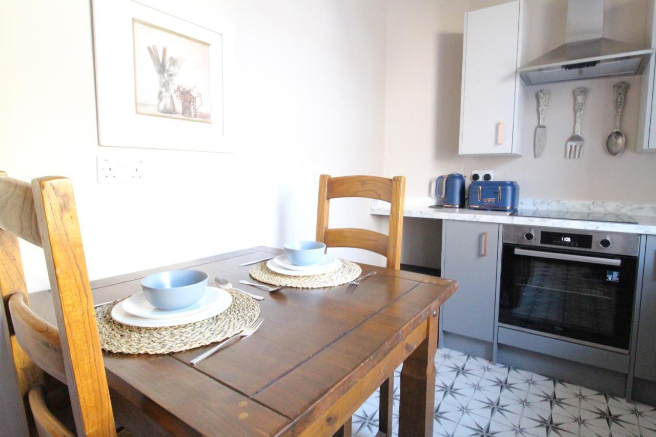 Holiday home Spacious 4 Double Bedroom House In With Parking Huddersfield