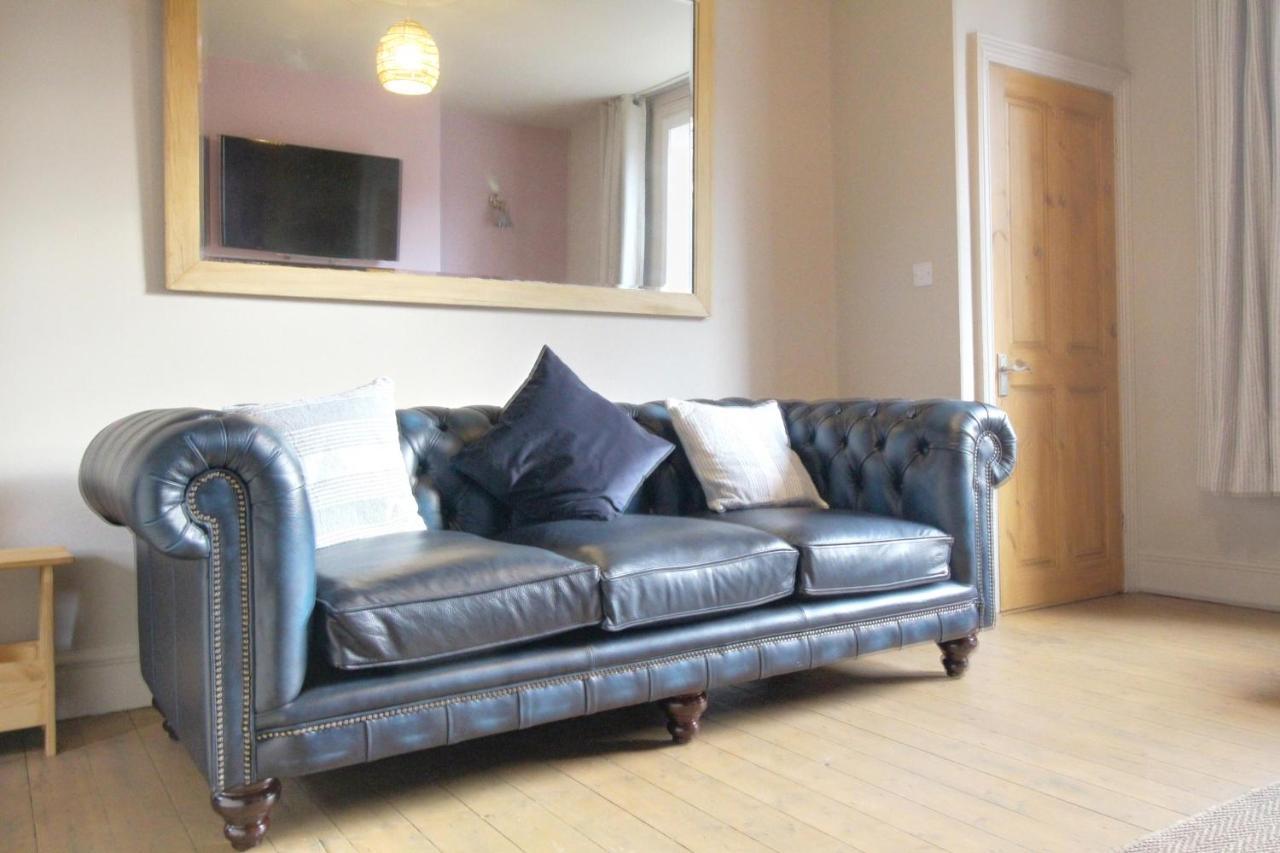 Spacious 4 Double Bedroom House In With Parking Holiday home Huddersfield
